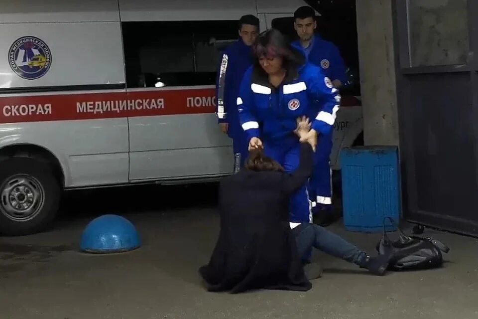 Фельдшер питер. Девушки скорой помощи. фельдшер скорой помощи. девушка фельдшер скорой помощи. скорая ночью.