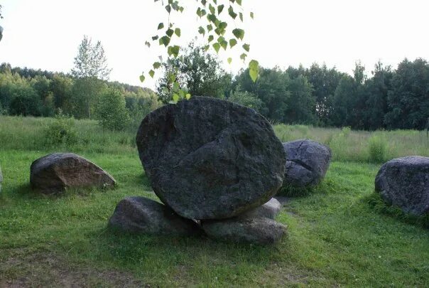 14 stone. Музей ледниковых камней в Киржаче. Сад камней Киржач. Поселок Гончарка музей камней. Музей камней и озеро Киржач.