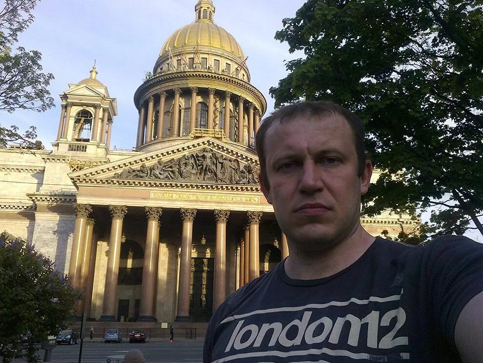 Каменное лицо человека. Он стоял с каменным лицом. Он стоял с каменным лицом. Мужчина с каменным лицом путешествует по миру. Он стоял с каменным лицом.