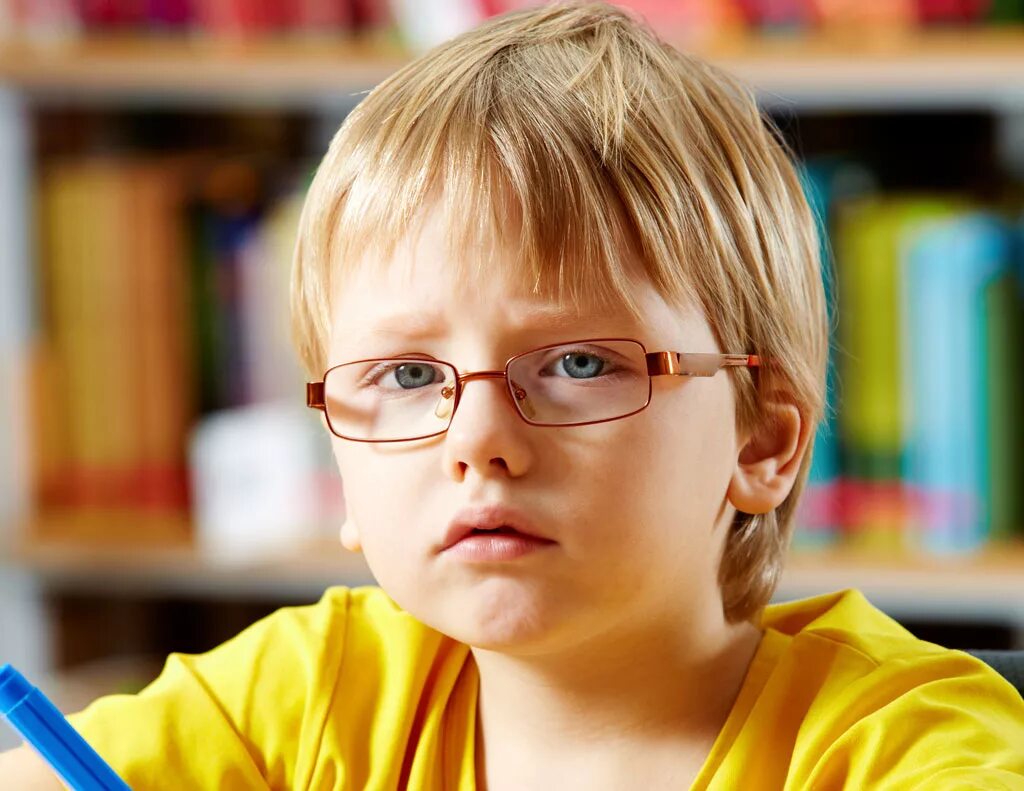 Человека с нарушением зрения называют. Дети с нарушением зрения. Дети в очках. Миопия у детей дошкольного возраста. Дети в очках для зрения.