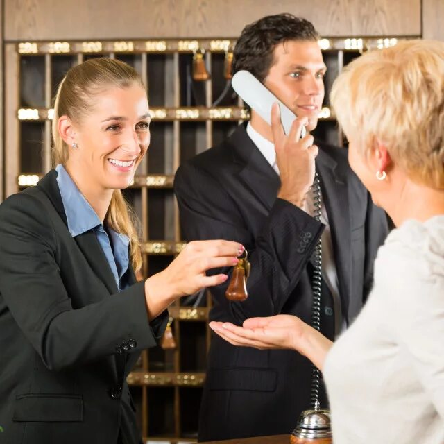 Спир в гостинице. Гостиница. Конфликт в гостинице. Сотрудники отеля. Можно в отель приводить гостей.