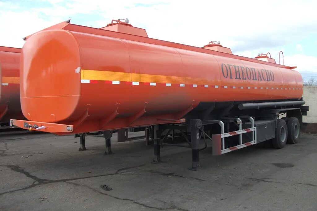 Уралспецтранс цистерна 40 кубов. Сливное для бензовоза. Топливная цистерна полуприцеп 50 кубов. Автоцистерна для воды 12 м3 хово. Цистерна с топливом.