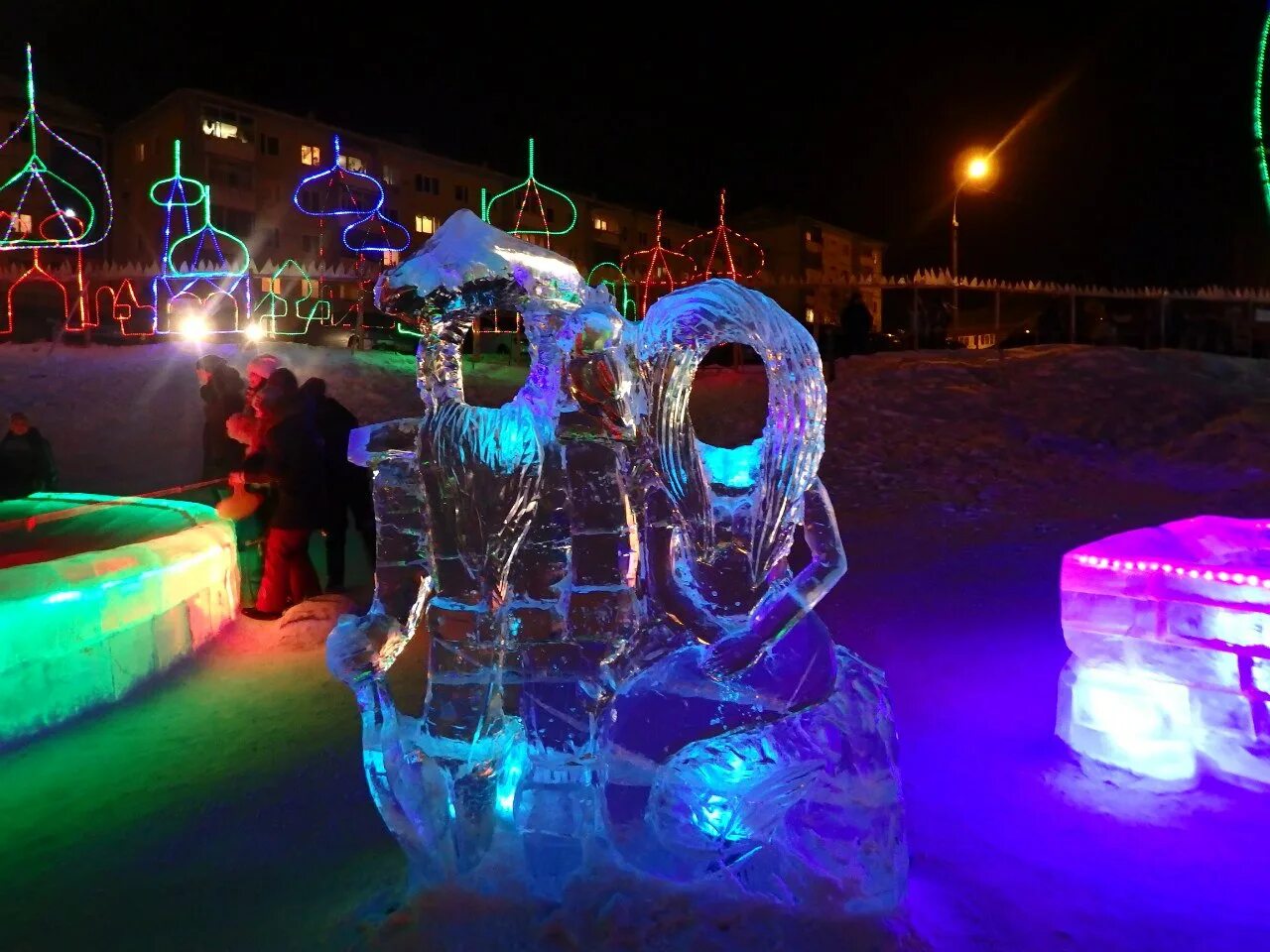 Якоби ледовый городок иркутск. Топкинские горки иркутск вираж. Горки в солнечном иркутск 2024. Ледокол ангара горки. Ледовый городок иркутск солнечный.