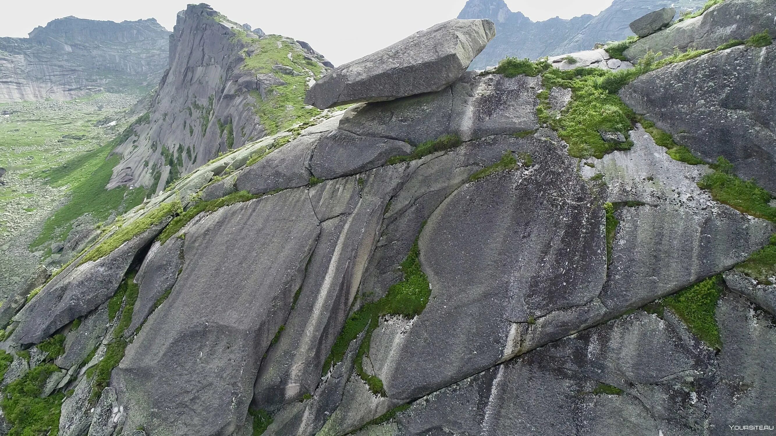 Саян камень. Висячий камень Ергаки. Горы Ергаки камень. Заповедник Ергаки висячий камень. Камень балансирующий Ергаки.