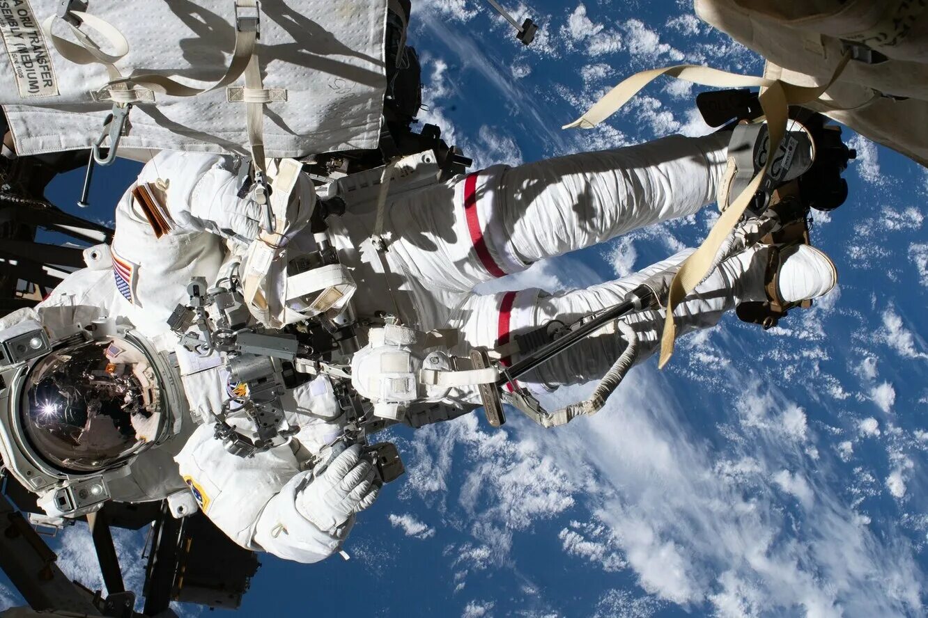 Наука поможет регулировать космос. Открытый космос. Космические туристы на МКС. Полет в космос туризм. Международные полеты в космос.