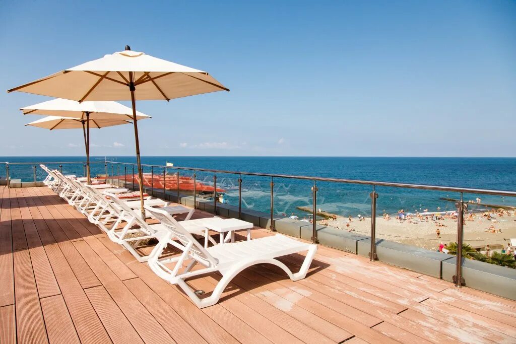 Сочи сентябрь отели. Сочи Бич отель. Sochi Beach Hotel Сочи. Пляж Гранд карат Сочи. Пляж отеля Звездный Сочи.