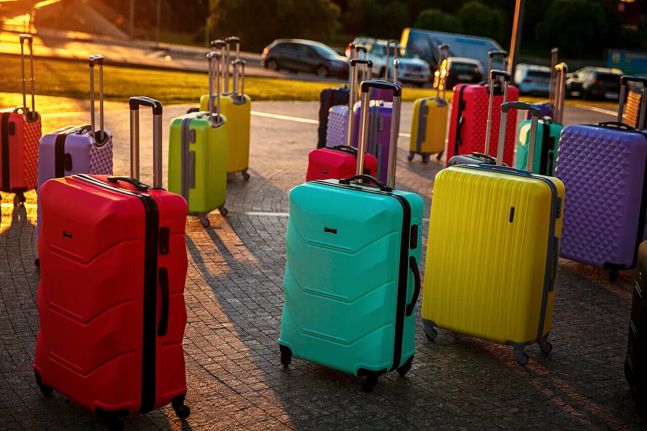 Чемодан фото. Яркий чемодан. Чемодан на улице. Самые прочные чемоданы на колесах. Самые крутые чемоданы.