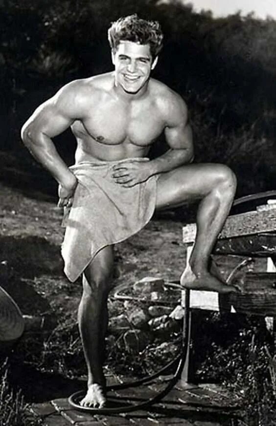 Эталон мужского тела в 60е. Ретро спорт мужик. Джон прюитт модель. Beefcake 1950s. Vintage beefcake.