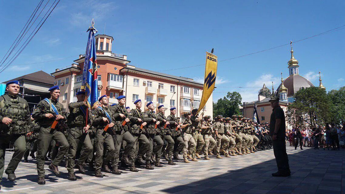 Украинцы донецка. Парад Азова в Мариуполе. Военный парад Азова в Мариуполе.
