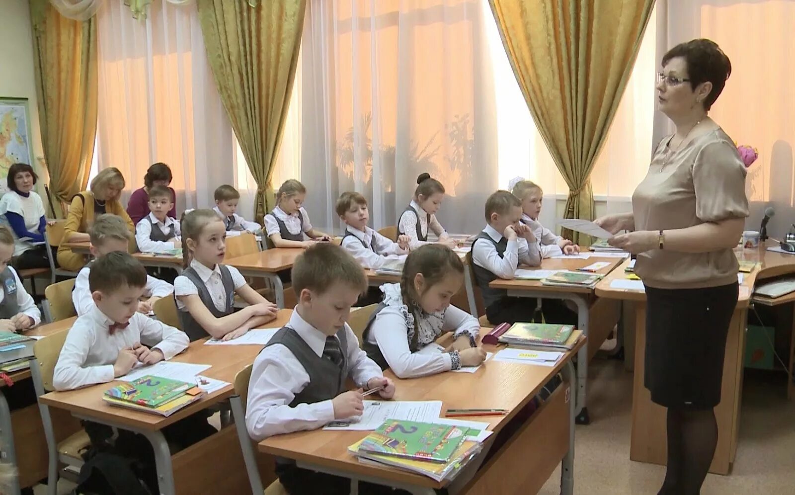 4 класс 21 урок. Ученики начальных классов. учитель в школе. урок в школе. уроки учителя.