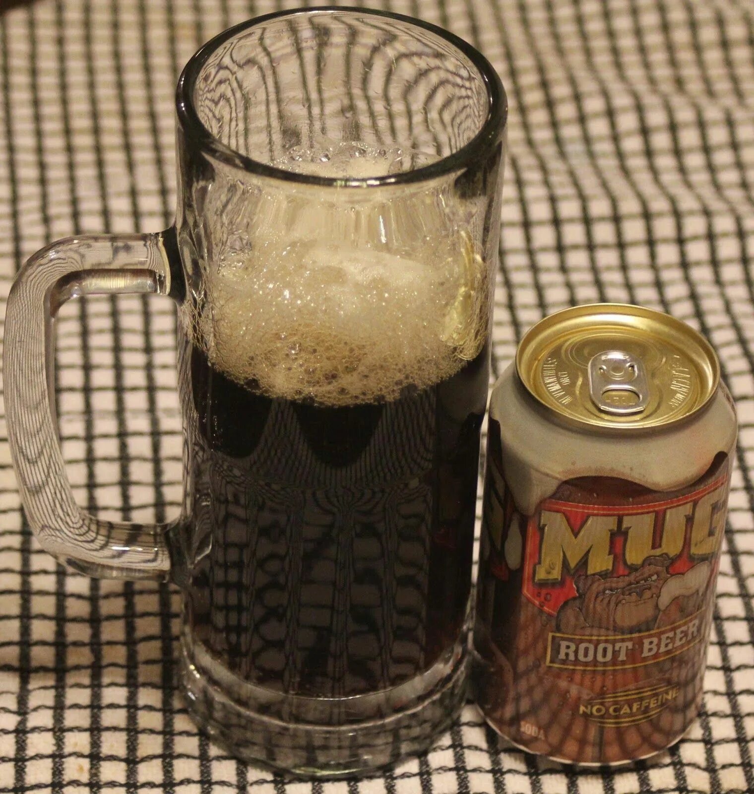 Корневое пиво. Пиво Mug root Beer. Root Beer в банке.