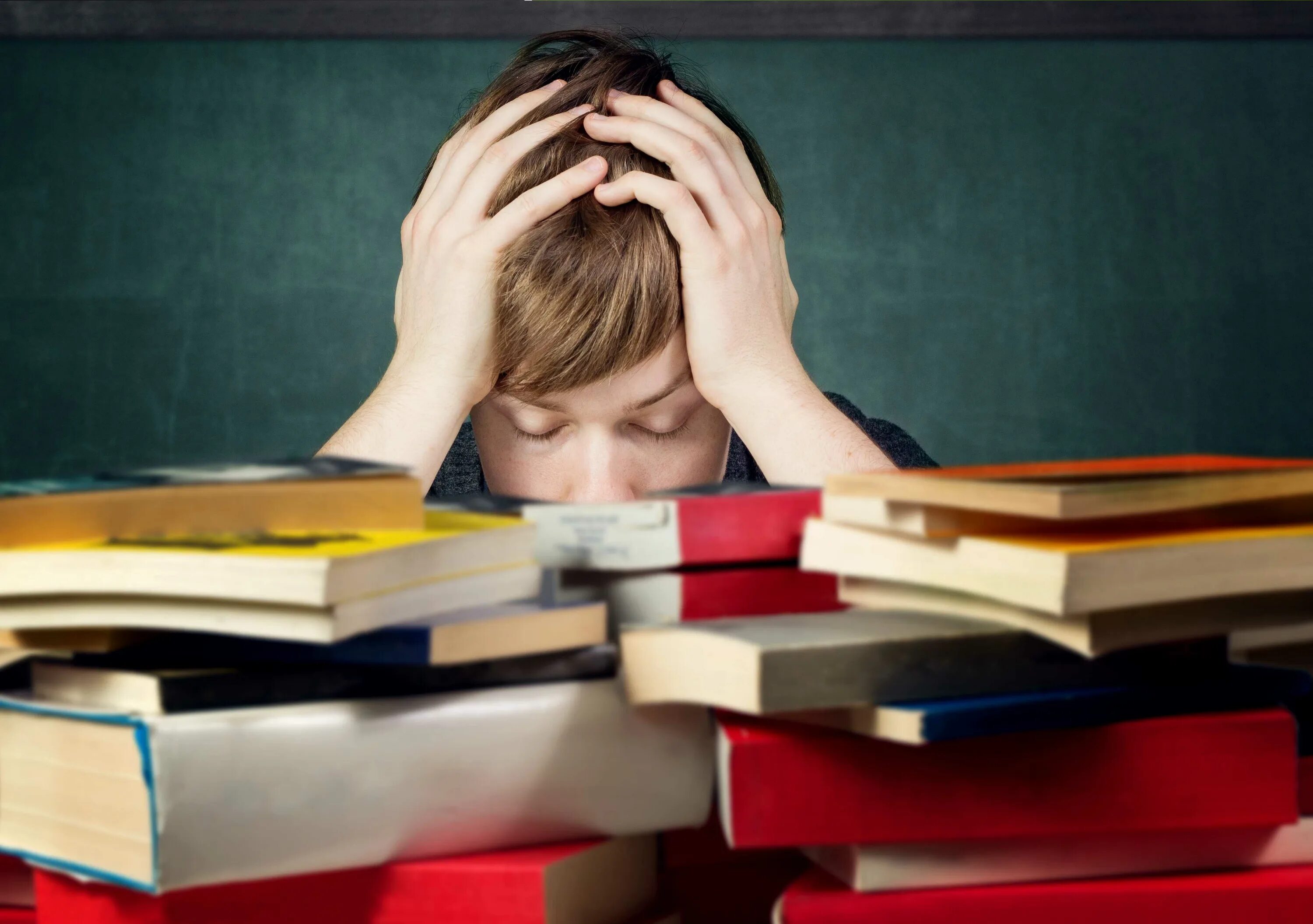 Stressed student. Стресс в школе. Трудности в учебе. Неуспеваемость в школе. Школьная тревожность.