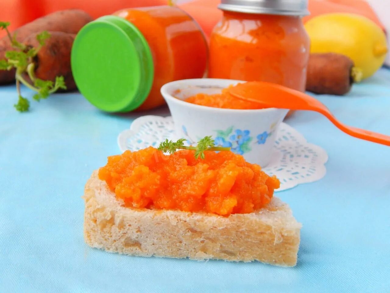 Пюре детям из моркови. Морковное пюре. пюре из моркови на зиму. морковное пюре на зиму. морковное пюре на украшение.