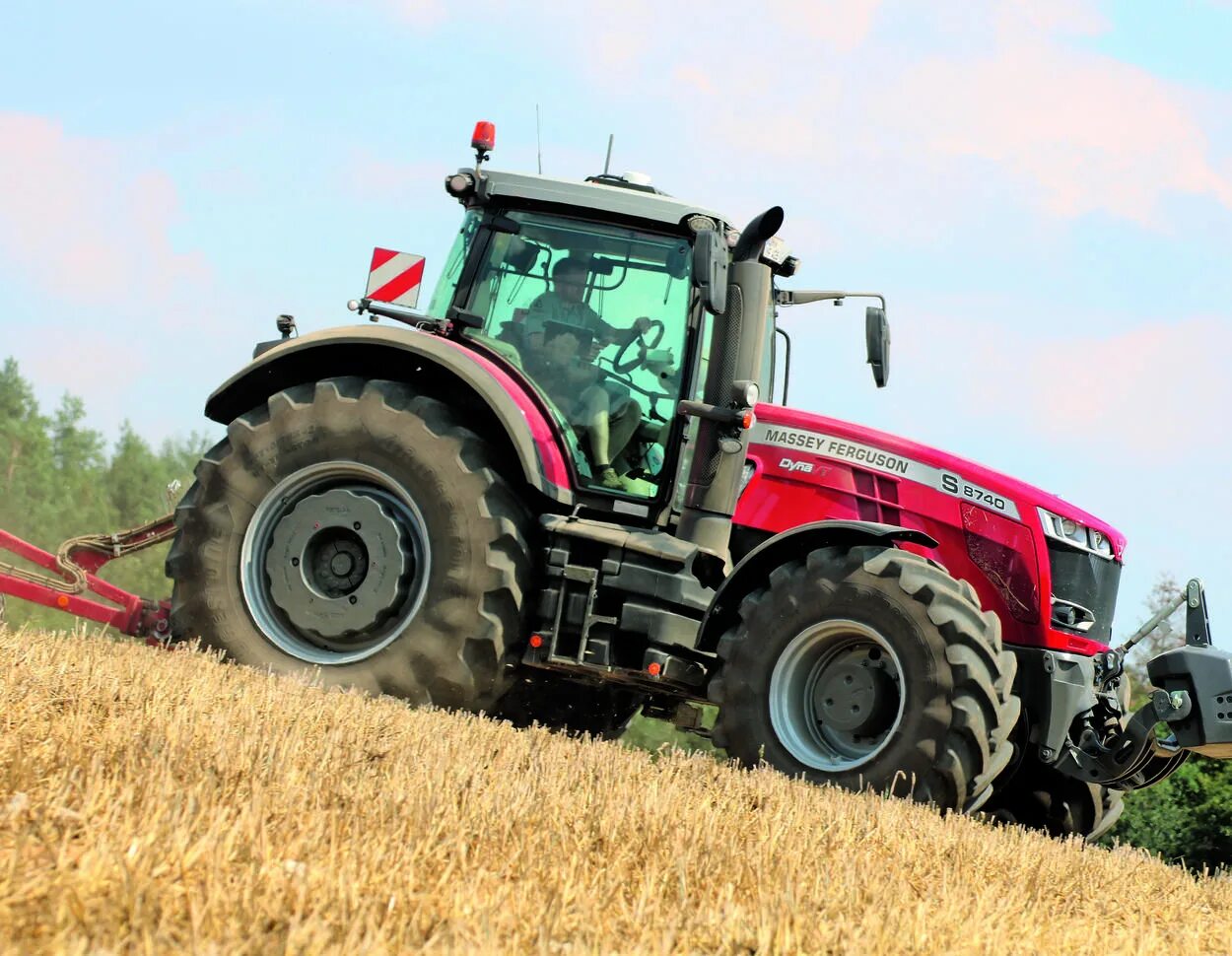 Трактор в поле видео. Massey ferguson 8740s. трактор massey ferguson mf 7724. трактор massey ferguson 7622s. массей фергюсон 7724.