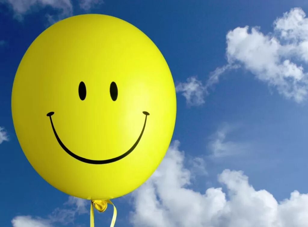 Улыбка шаров. Воздушный шарик с улыбкой. Воздушные шарики улыбаются. Улыбка в небе. Желтый шарик улыбается.