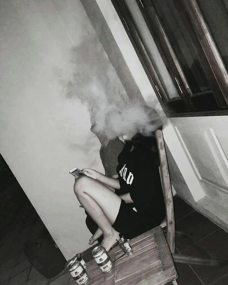 Девушка курит. Девушка с сигаретой. Девочки курят. Девушки с дымом сигарет. Вместе с дымом сигарет