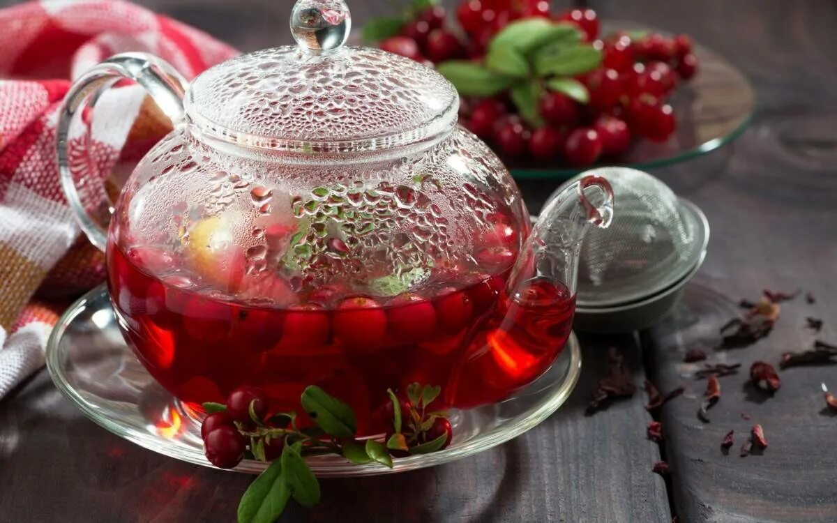 Зимний ягодный чай каркаде. Фруктовый чай. Чай с брусникой. Фруктово-ягодный чай.