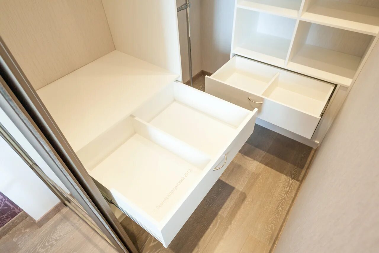 выдвижные ящики внутри шкафа. ящик купе. выдвижные ящики в шкафу с распашными дверями. шкаф с выдвижными ящиками. ящик купе.