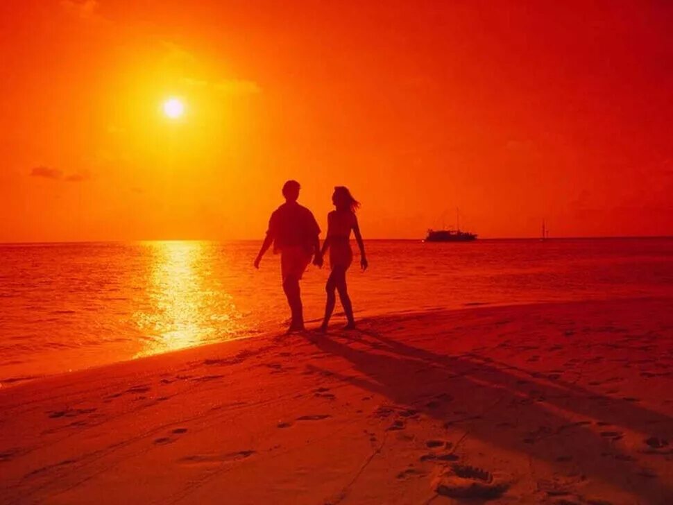 Мир романтик. Любовь на закате. Пляж любовь. Оранжевый закат пара. Влюбленные пары на закате.