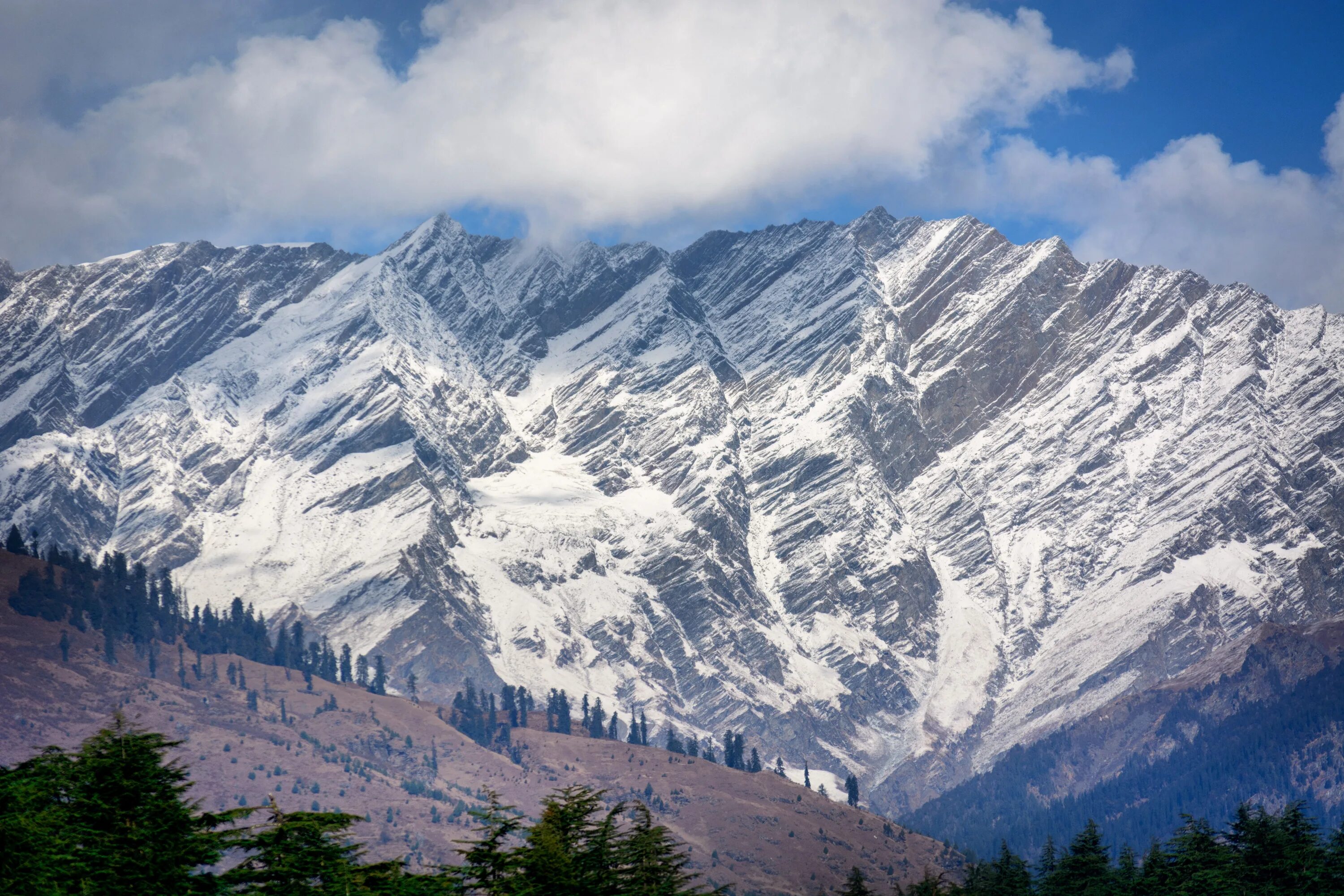 Высокие горы индии. Манали Гималаи Индия. Горы Гималаи. Горный хребет Гималаи. Горная цепь Гималаи.