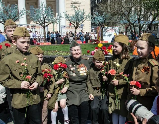 Ветераны у большого театра. День Победы у большого театра. День Победы ветераны у большого театра. Ветераны у большого театра 9 мая. Театр день победы