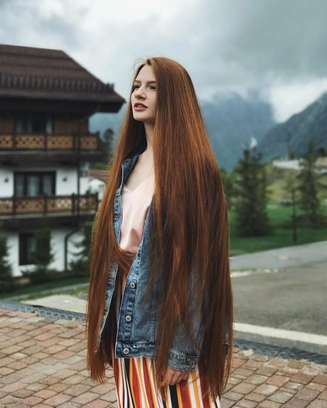 Красавицы с длинными волосами. Длинноволосая девчонка. Девушка с лесными волосами. Ксюша куцевич лонг хаир. Шикарные длинные светлые волосы.