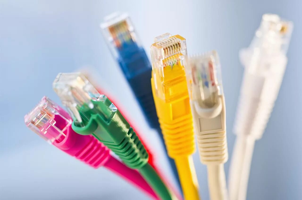 Интернет кабель ethernet. Сетевой порт ethernet. интернет кабель. гигабитный провод для интернета. разъем для интернет кабеля в ноутбуке.