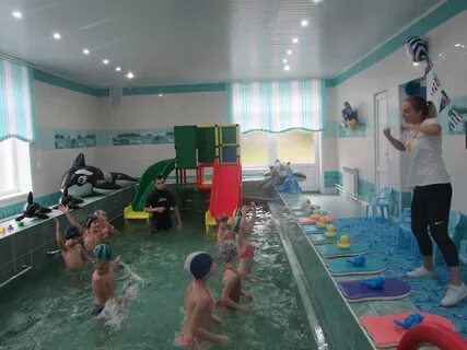 Дети в бассейне в детском саду