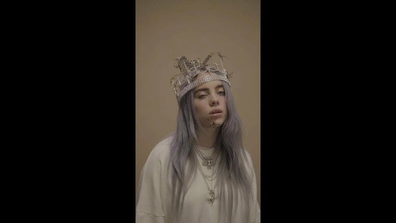 You should me in crown. Билли айлиш в короне. билли айлиш you should see me in a crown. билли айлиш в короне с пауками.