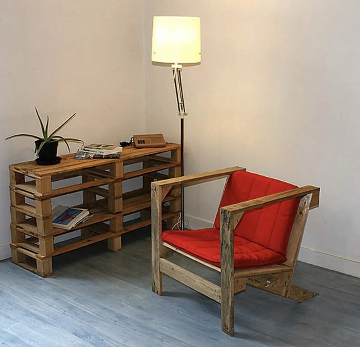 Мебель из поддонов для дома. Мебель из поддонов. Кресло из поддонов. Мебель из деревянных поддонов. Мебель из паллет кресло.
