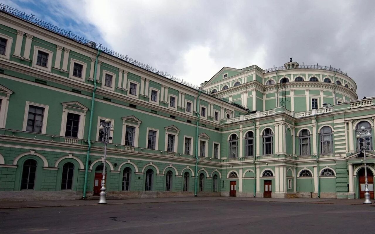 Мариинский театр СПБ. Здание Мариинского театра в Санкт-Петербурге. Мариинский театр Санкт-Петербург снаружи. Мариинский театр здание.