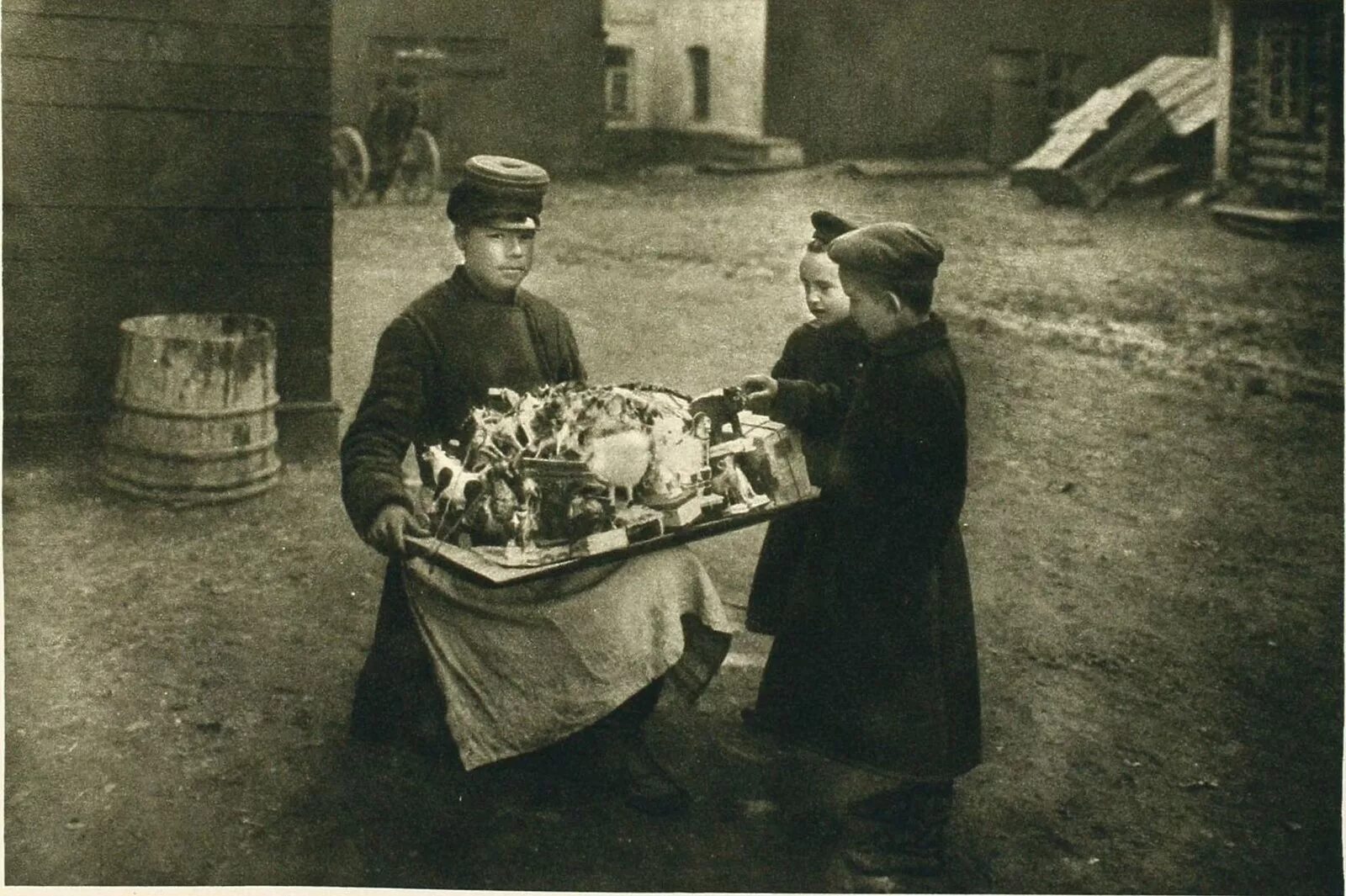 Дореволюционная е. Коробейники 19 век. Лавочник 19 века. Уличная торговка 19 века в России. Торговец 19 века в России.