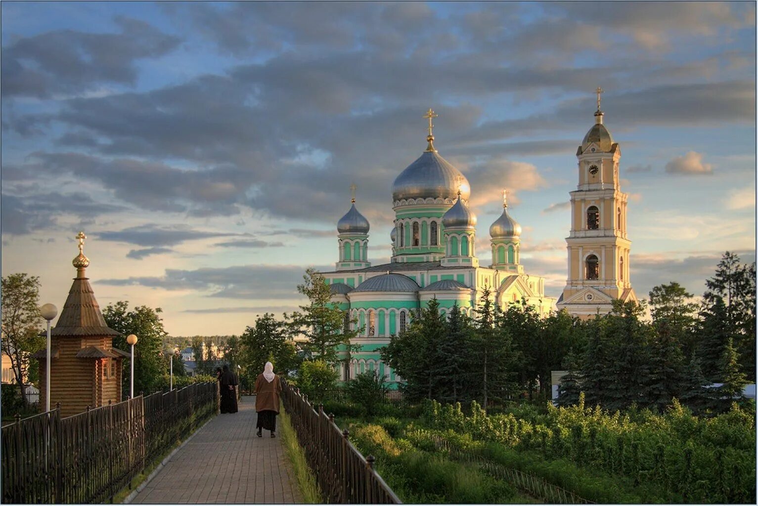 Дивеево монастырь святые. Свято-Троицкий Серафимо-Дивеевский монастырь. Монастырь Дивеево Нижний Новгород. Серафимо-Дивеевский монастырь канавка. Серафимо Дивеевский монастырь панорама.