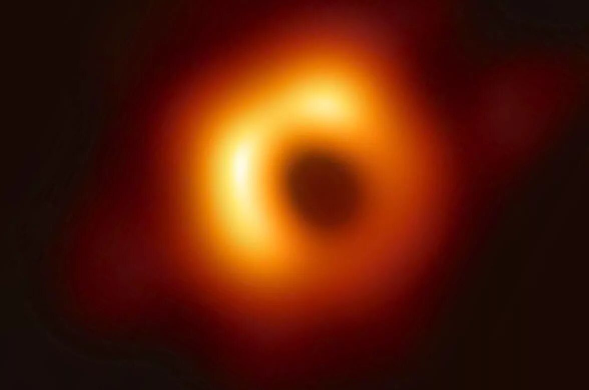Как выглядит черная дыра в реальной жизни Supermassive black hole caught hiding in a ring of cosmic dust ESO Ireland