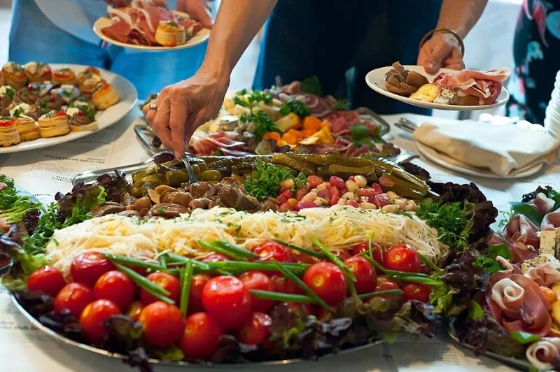 Красивые блюда на стол. Славянская кухня. День вкусной еды праздник. Открытки с днём вкусной еды. Открытки с едой.