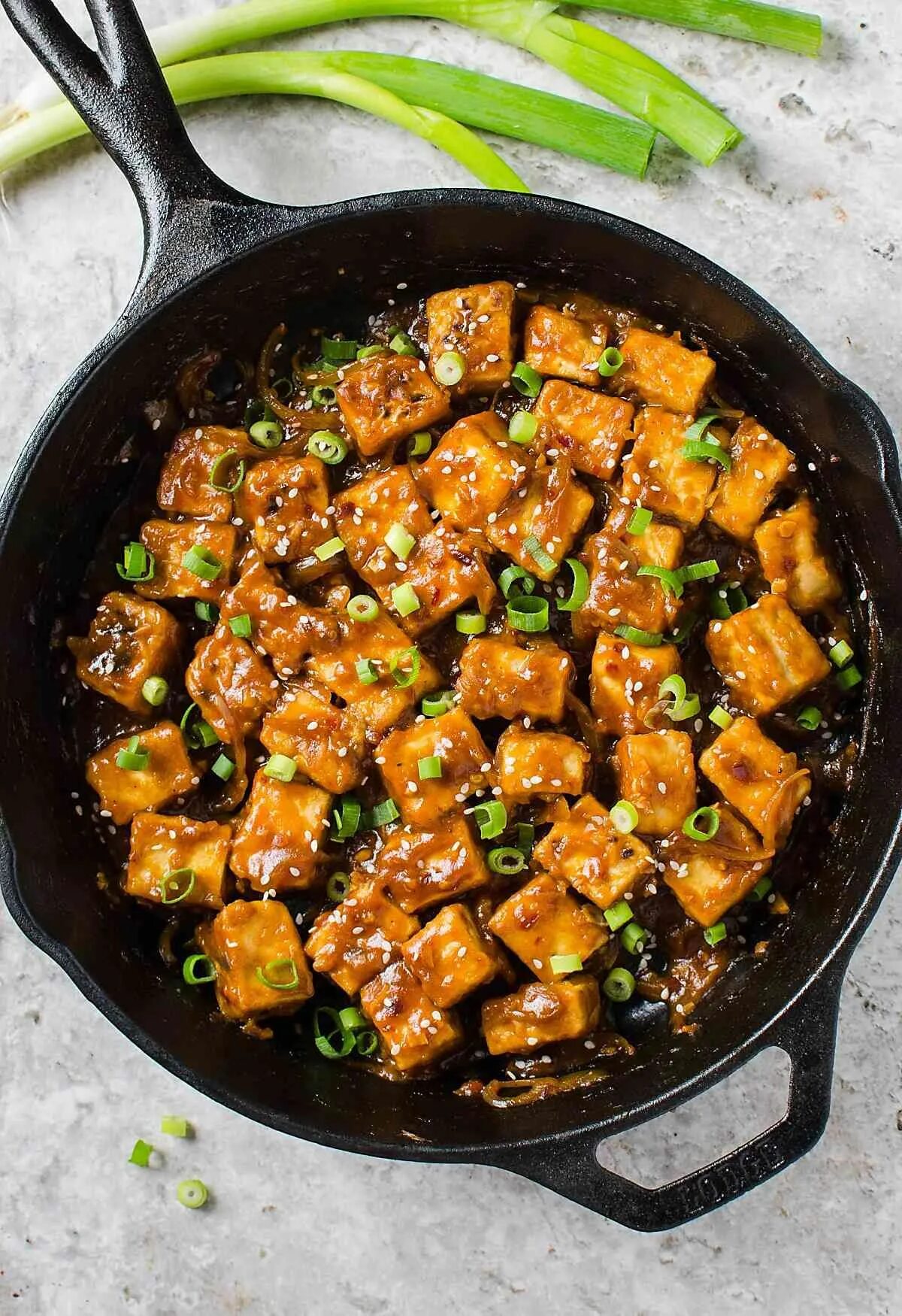 Как пожарить тофу вкусно на сковороде. Тофу чили блюда. жареный тофу. жареный тофу в соевом соусе. жареный сыр тофу.