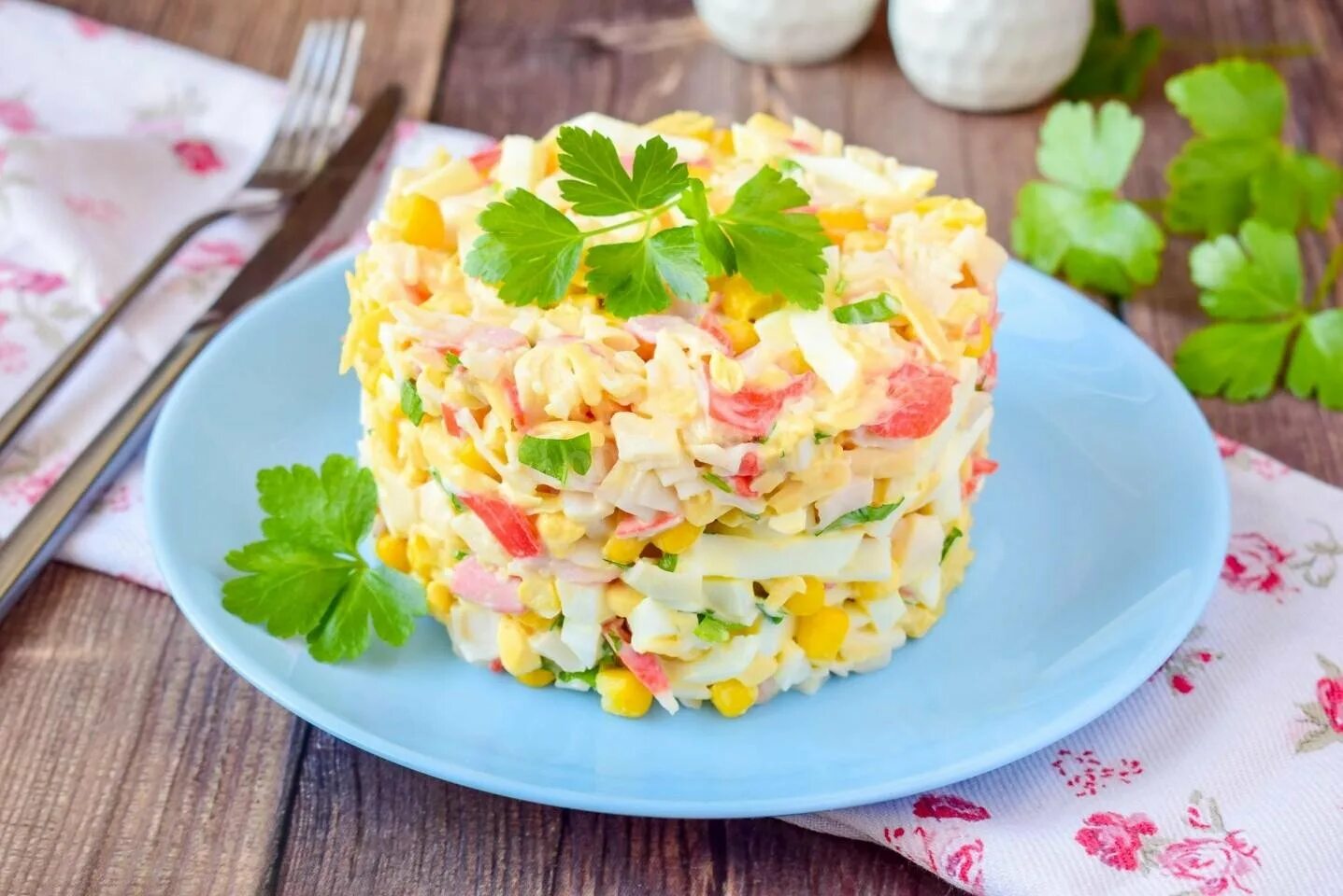 Как приготовить вкусный крабовый салат с кукурузой. Салат с крабовыми палочками и кукурузой. салат из крабовых палочек с кукурузой. салат с краб палочками и кукурузой. салат с крабовым мясом и кукурузой.