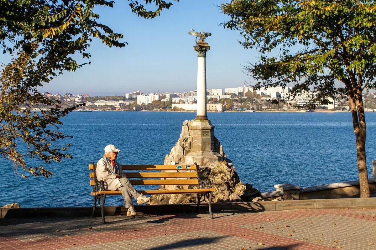 Красноярск севастополь время сейчас. Севастополь. Набережная. Севастополь пейзажи набережная Корнилова. Севастопольская набережная Крым. Севастополь набережная Центральная.