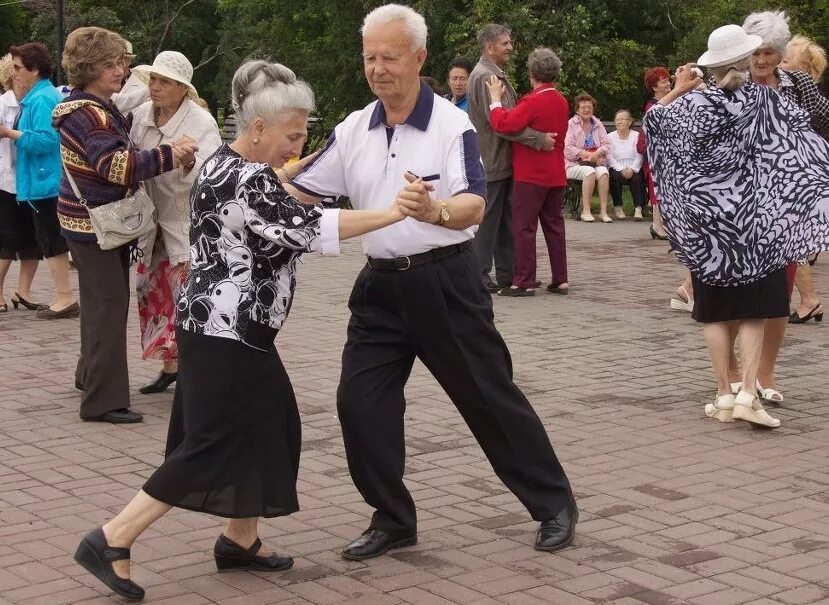Танцы для пенсионеров. Старики танцуют. Танцы пенсионеров в парке. Танцы пожилых людей. Музеи бесплатные для пенсионеров в 2024 году