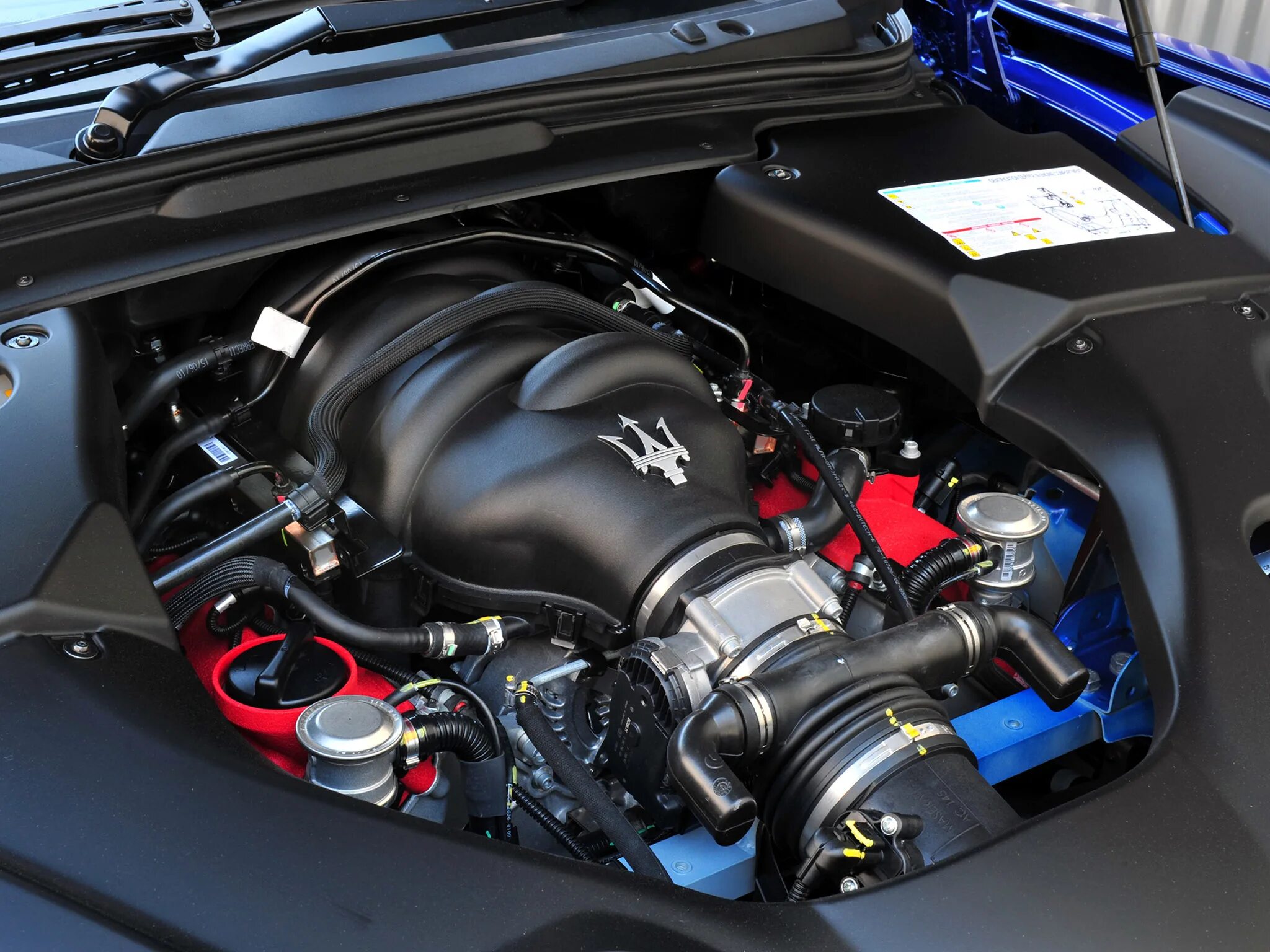 Включи мотор 2. Maserati granturismo двигатель. мазерати кватропорте двигатель. мотор мазерати 4.2. мазерати 2010 мотор.