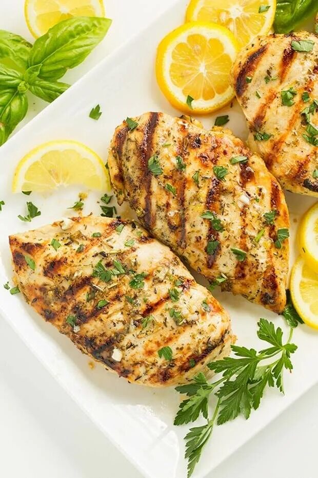 Как вкусно приготовить кусочки филе курицы. Куриное филе по флорентийски. куриное филе на гриле. куриные грудки на гриле. куииное грудка на гриле.