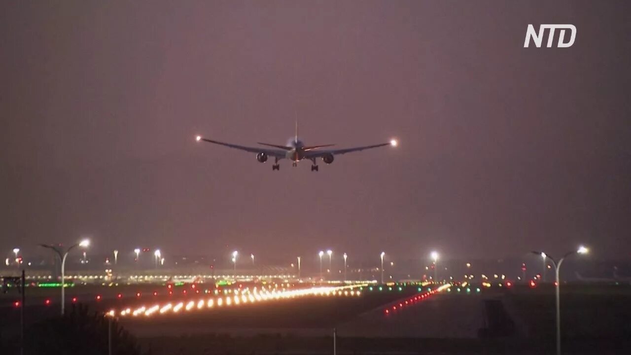Взлет самолета с пассажирами. Боинг 767 посадочные огни. боинг 777 в аэропорту ночью. самолет взлетает. самолет на взлетной полосе.