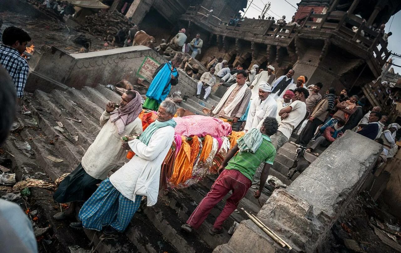 Маникарника гхат. Кремирование варанаси. Маникарника гхат. Погребальные костры в индии варанаси. Индия город варанаси город мертвых.