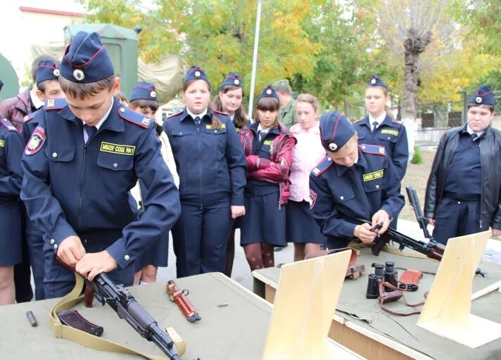 Что дает школа полиции. Школа полиции. Полицейский класс. Шкода полиция. Милиционер в школьном классе.