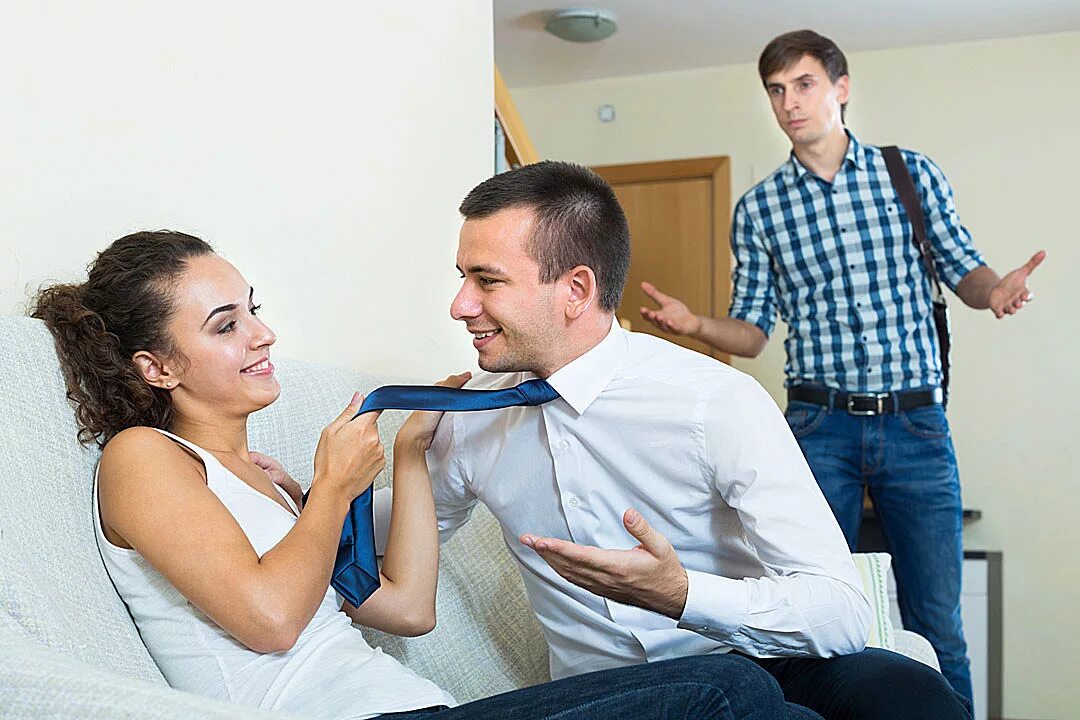 эгоистичная забота. мамочка для мужчины. богатый мужчина с девушками. жена обслуживает мужа. женщина в окружении мужчин.