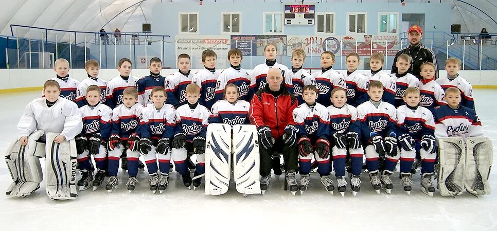 детский хоккей. спортивный врач с хоккейной клюшкой. набор в секцию хоккея. дети хоккей тюмень. хоккей для детей тюмень.