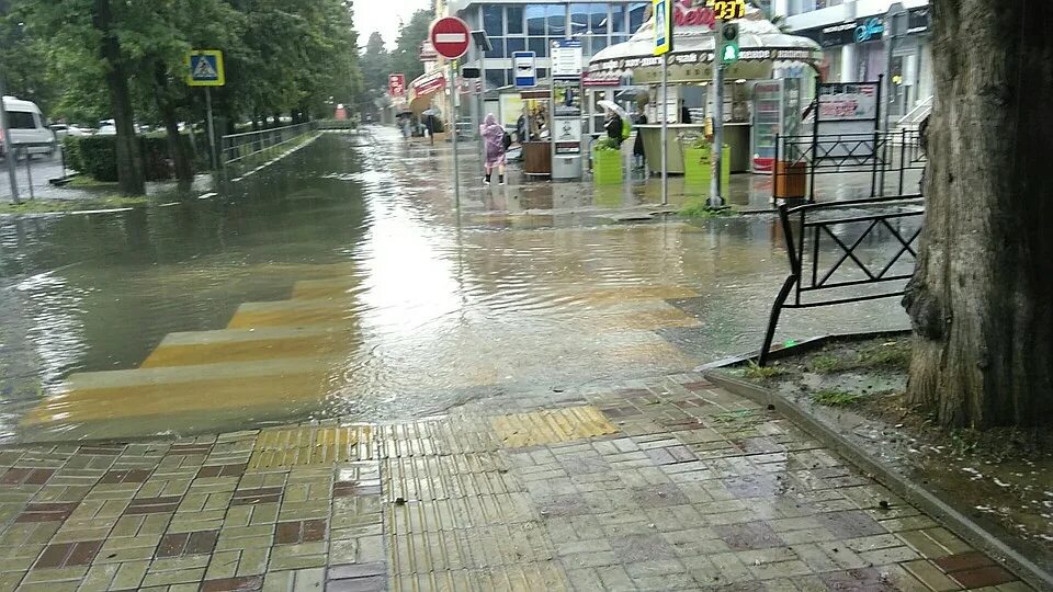 Куда идти в сочи в дождь. Куда идти в сочи в дождь. Сочи паводок. Красная поляна сочи дождь. Потоп на улицах в сочи.
