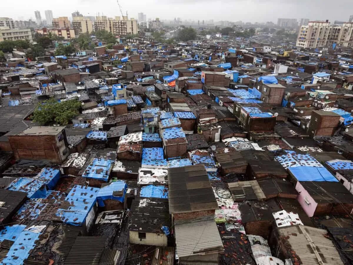 Самая бедная страна 2024. Дхарави Мумбаи. Мумбаи трущобы 2020. Трущобы Дхарави в Мумбаи. Трущобы Мумбаи 2022.