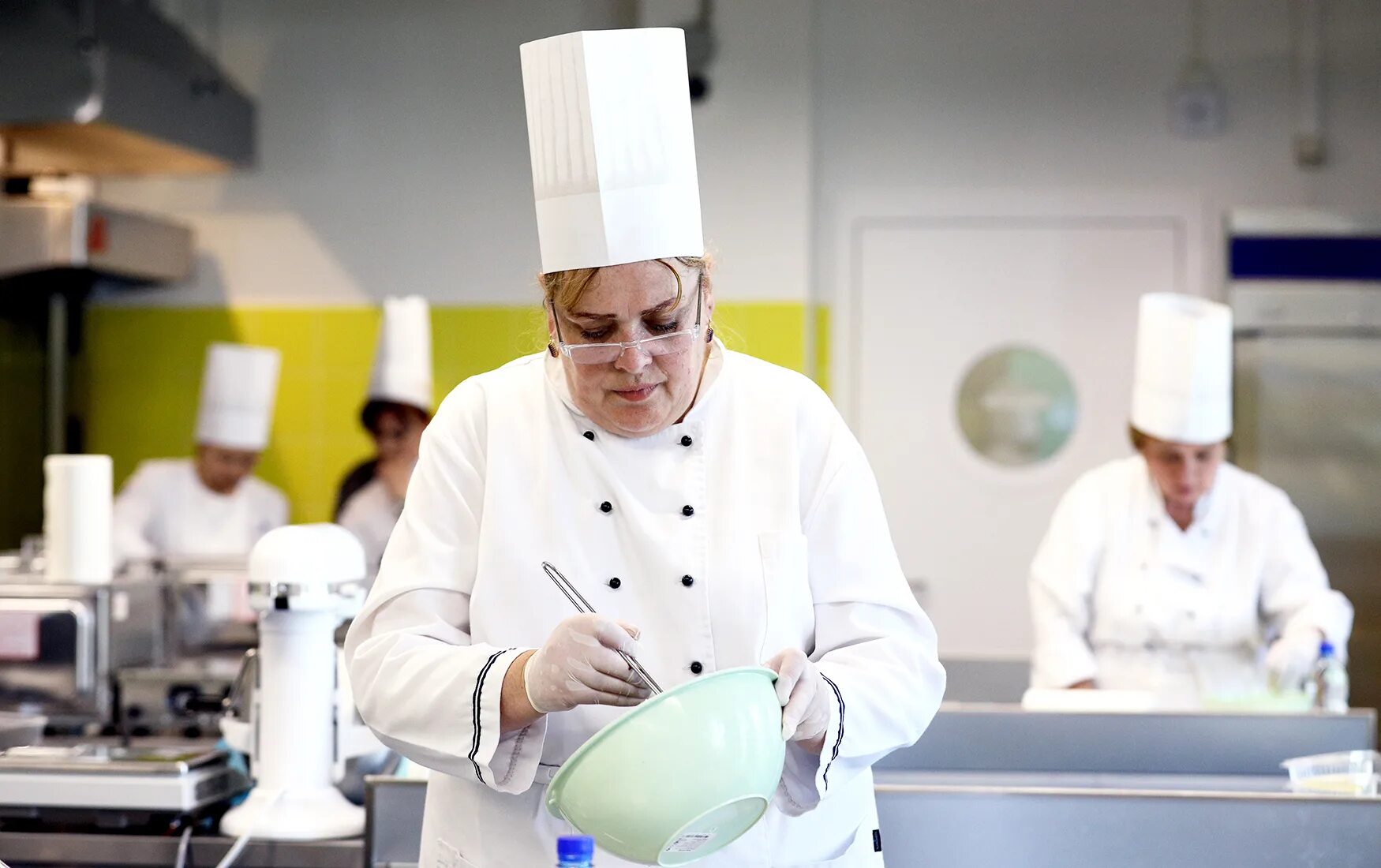 Повар пекарь. Профессиональная деятельность и здоровье. Профессия повар продавец. Пекарь кондитер. Помощница повара.