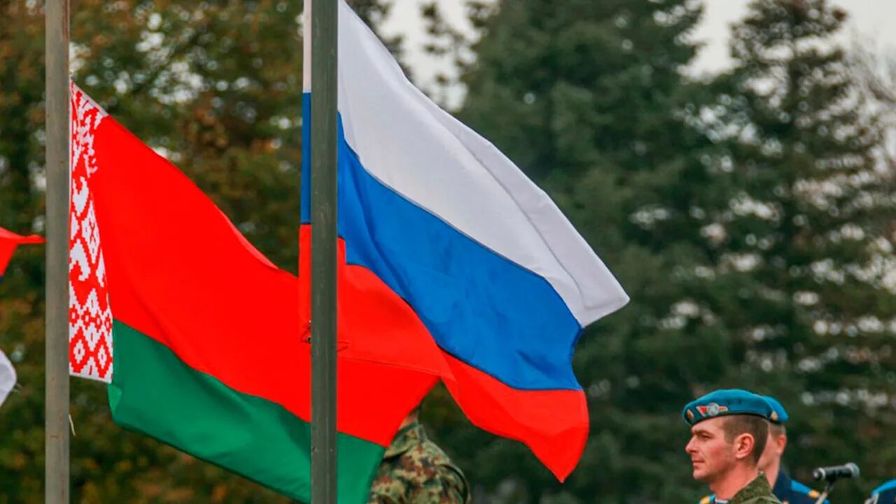 Российско белорусский флаг. Белоруссия совместно с россией. Белорусские люди. Белоруссия совместно с россией. Российско белорусский флаг.